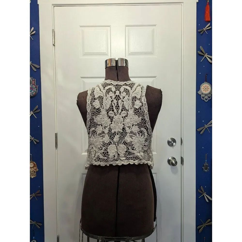 Boho Lace Cropped Vest - Picture 4 of 11
